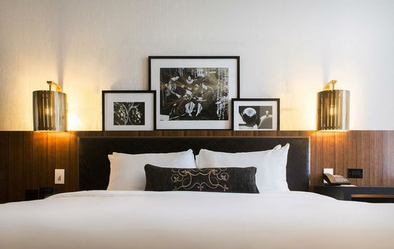 LondonHouse Chicago, Curio Collection by Hilton