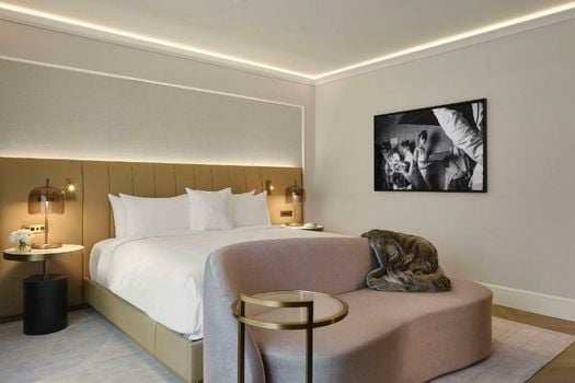 Vogue Hotel Montreal Downtown, Curio Collection by Hilton