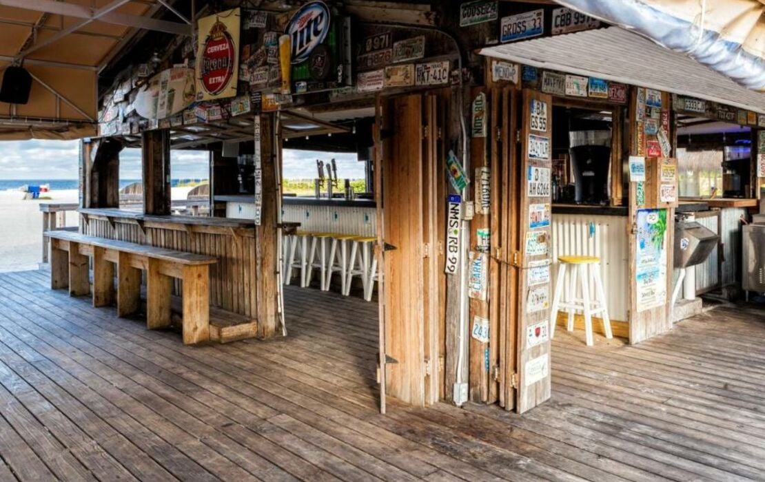 Postcard Inn On The Beach