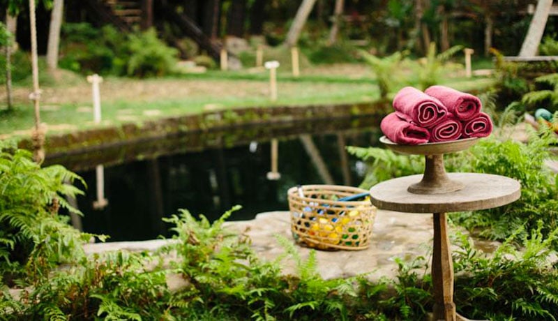 Piscine naturelle au Bambu Indah, Indonésie